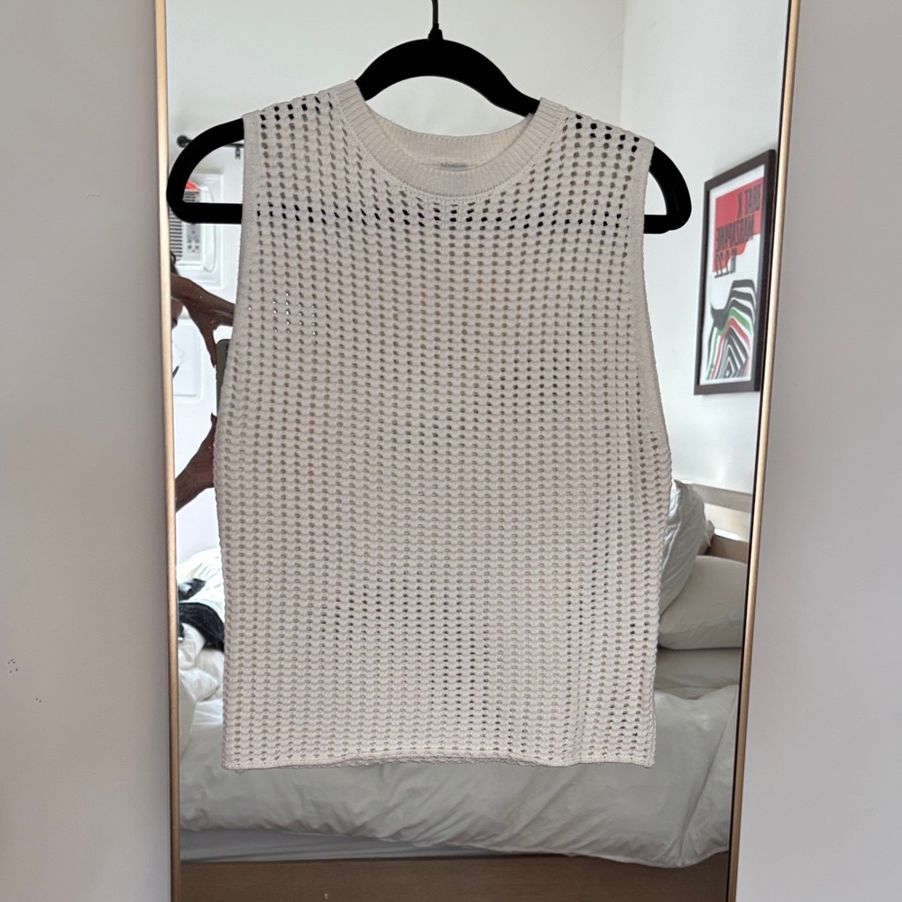 DISSH White Sleeveless Knit Top